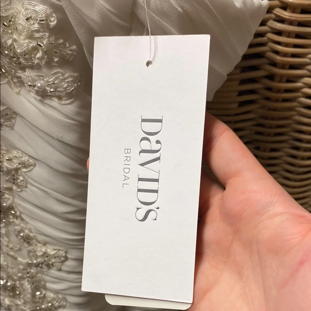 Elegant White One-Shoulder Gown - Picture 13 of 14